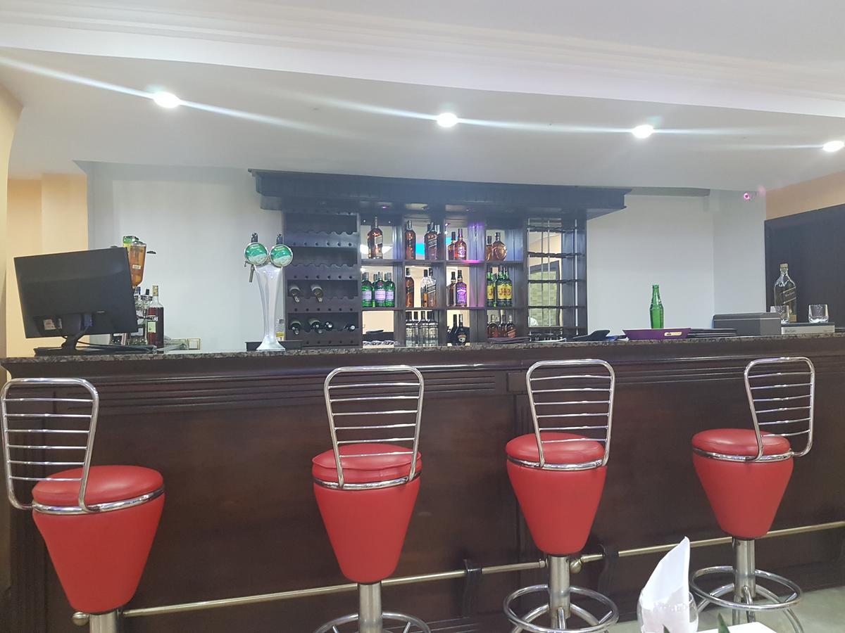 Mbayaville Hotel 두알라 외부 사진