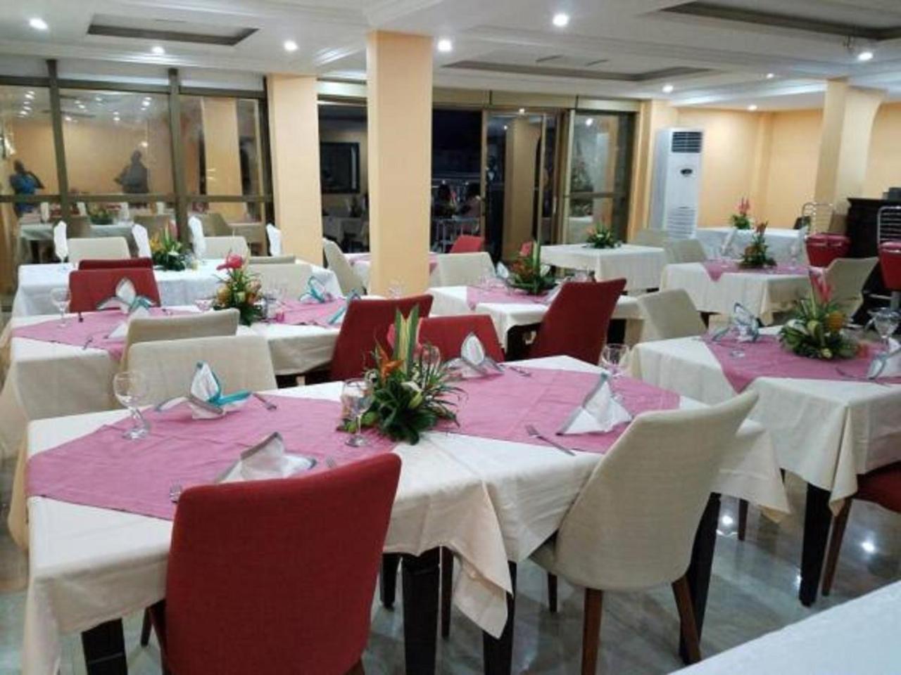 Mbayaville Hotel 두알라 외부 사진
